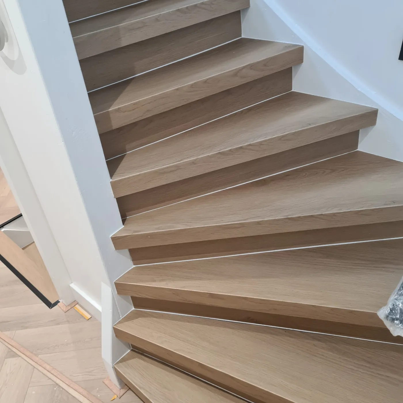 Trap met lichte houtlook treden en trapneuzen