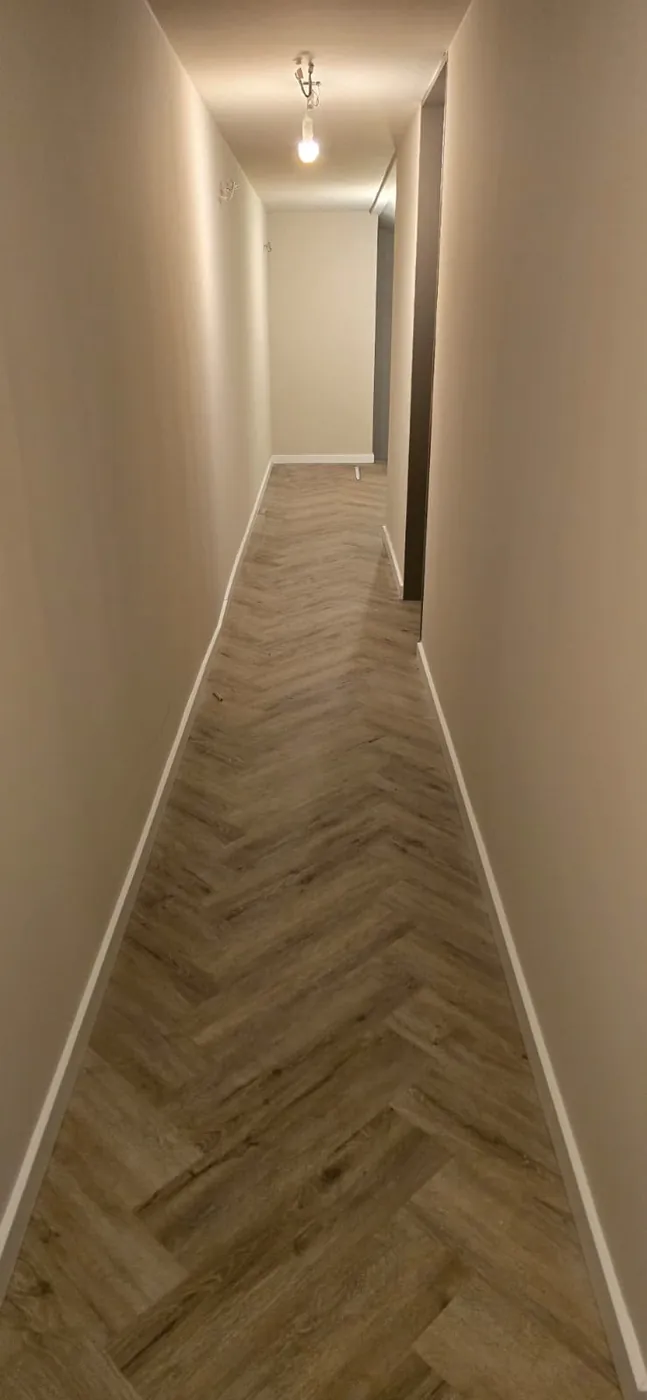 Lange gang met een visgraatvloer